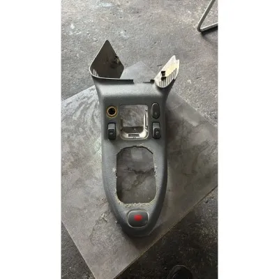 Renault Clio 2 vites konsolu 