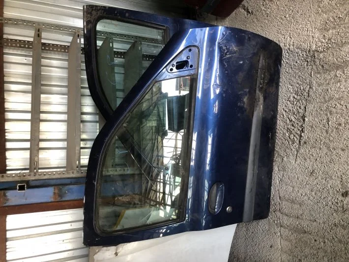 Clio mavi sağ ön kapı çıkma orjinal hatasız boyasız uyumludur 2000-2008 uyumludur