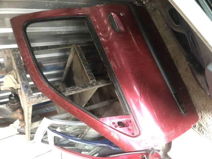 Clio mavi sağ ön kapı çıkma orjinal hatasız boyasız uyumludur 2000-2008 uyumludur