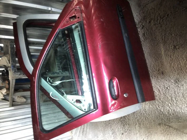 Clio mavi sağ ön kapı çıkma orjinal hatasız boyasız uyumludur 2000-2008 uyumludur
