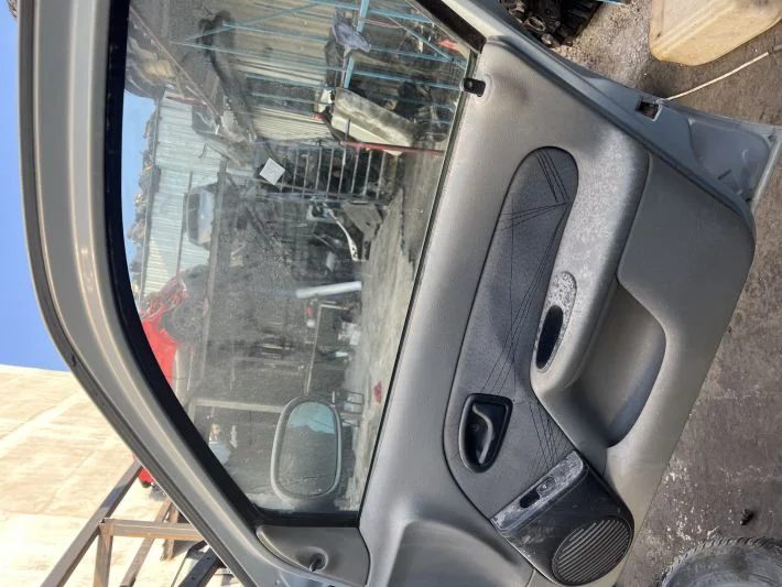 Clio 2 sağ ön kapı döşemesi çıkma orjinal